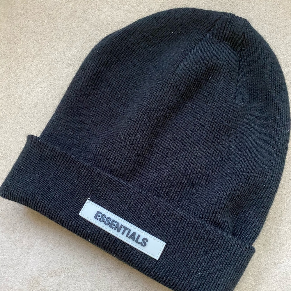 ESSENTIALS BEANIE